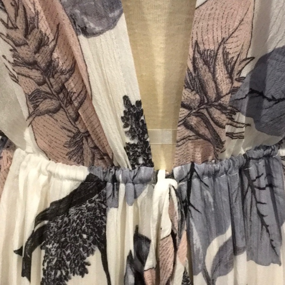 White Tropical Leaf Kimono. Beautiful! - Picture 8 of 8